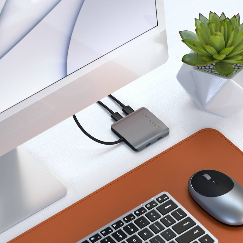 Hub Satechi de 4 puertos USB-C conectado a una laptop en un escritorio moderno.