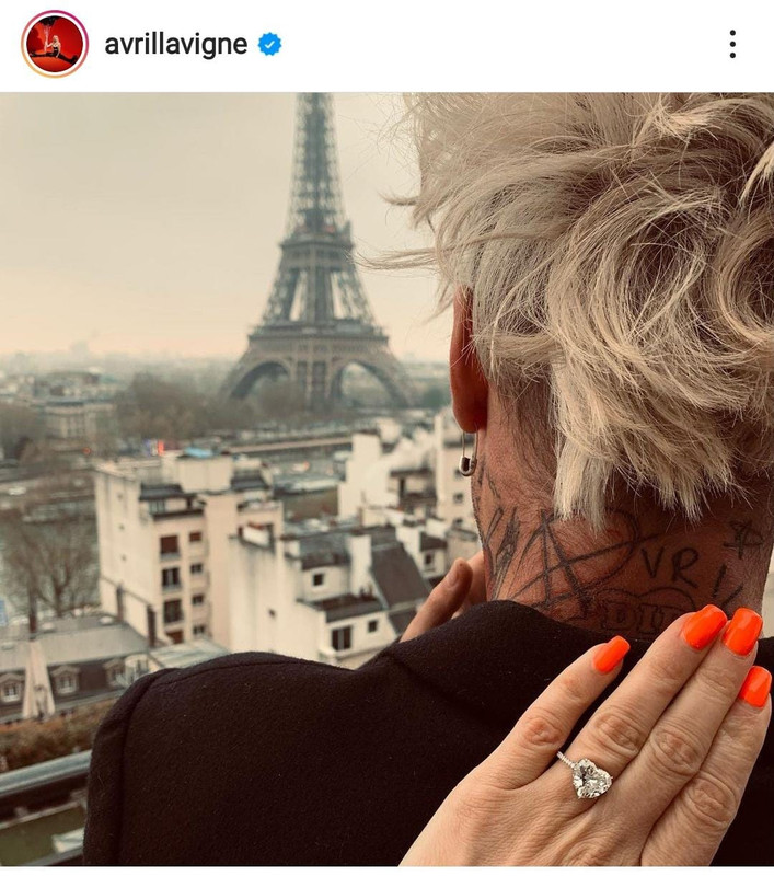 Avril Lavigne se compromete con Mod Sun; así luce su espectacular anillo