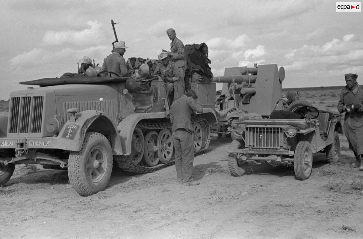 Une jeep Bantam (40 BRC) capturée est utilisée par des artilleurs de la FlaK..