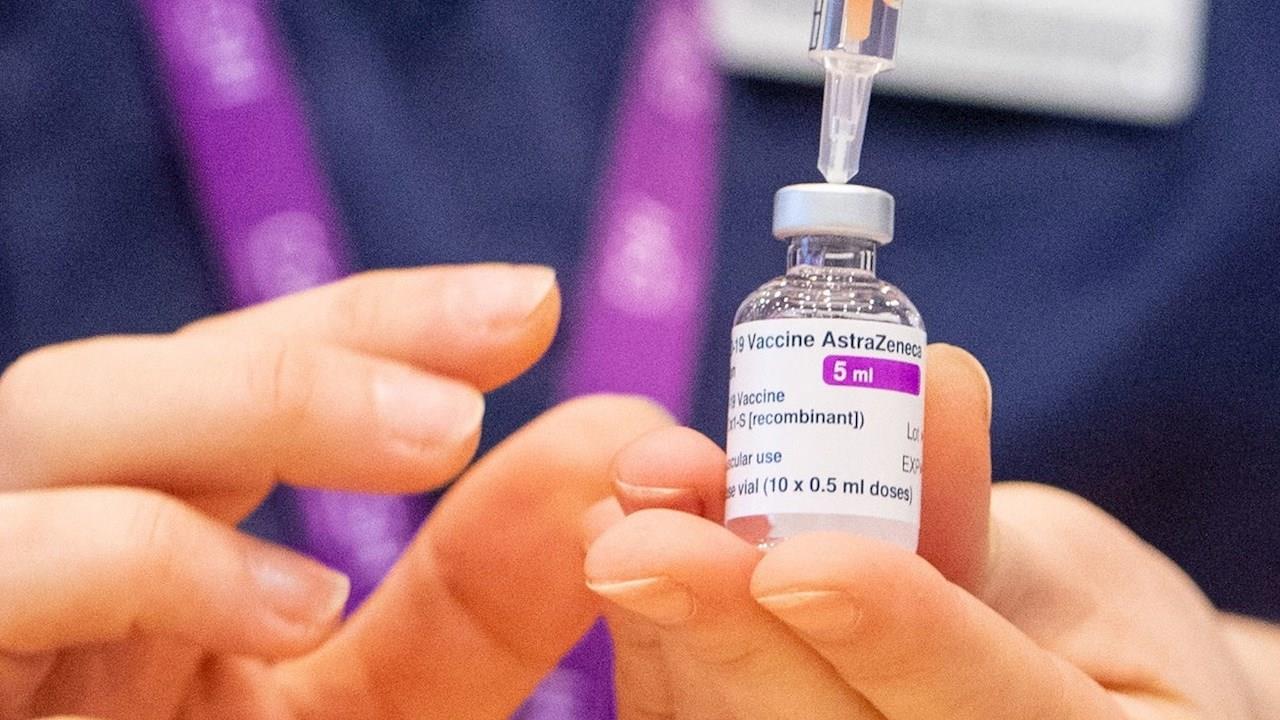 Rara afección a columna vertebral, efecto secundario de la vacuna de AstraZeneca