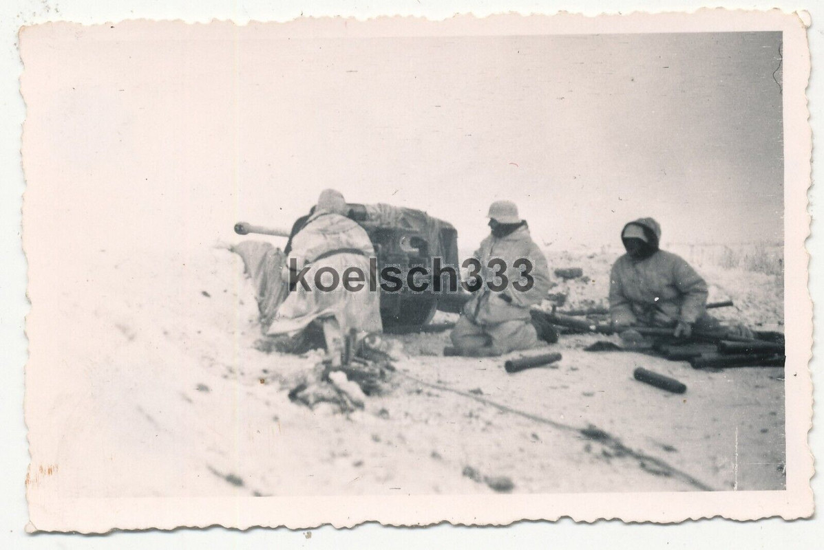 Foto Panzerjäger mit Schneetarnanzügen am PaK Geschütz im Winter an der Ostfront