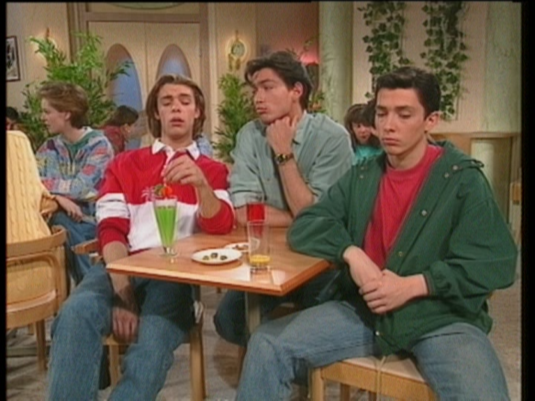 Helene.Et.Les.Garcons.003.DVDRemux.RUS.FRA-Нечипорук.mkv_snapshot_18.30.920