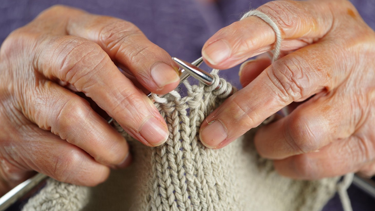 техника выполнения лицевых петель спицами для начинающих пенсионеров