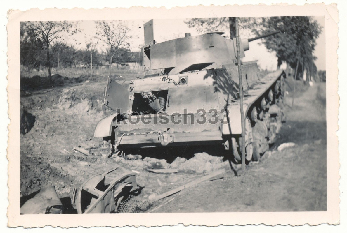Foto polnischer 7 TP Panzer vernichtet am Straße