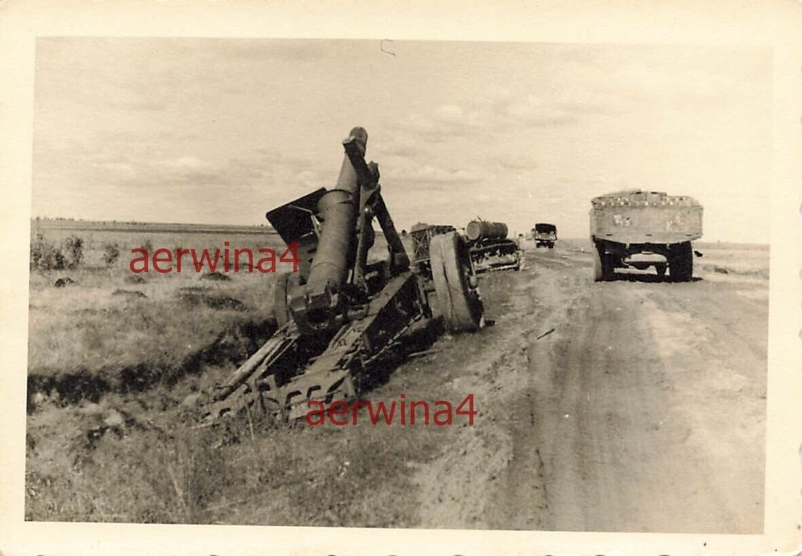 Russ. Rückzugstrasse mit Raupe Stalinetz S - 60 mit Geschütz Ostfront