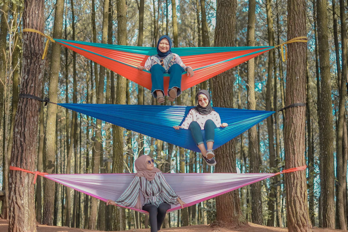 Berburu foto instagramable di hammock susun Hutan Pinus Pengger