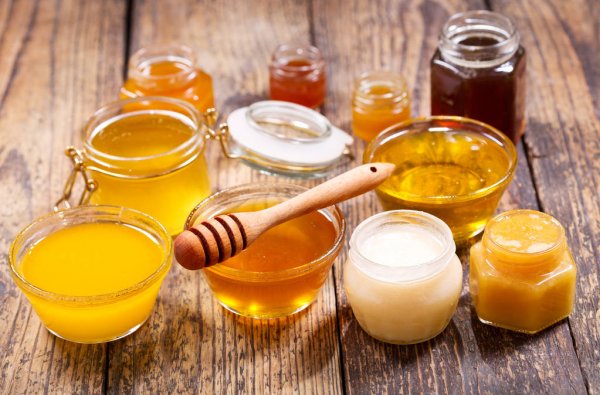 Činije i tegle sa različitim vrstama meda