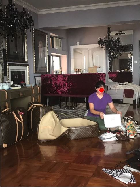 Wanita Diduga Pembantu rumah tangga Azura mengepak barang-barangnya di flatnya di Hong Kong.