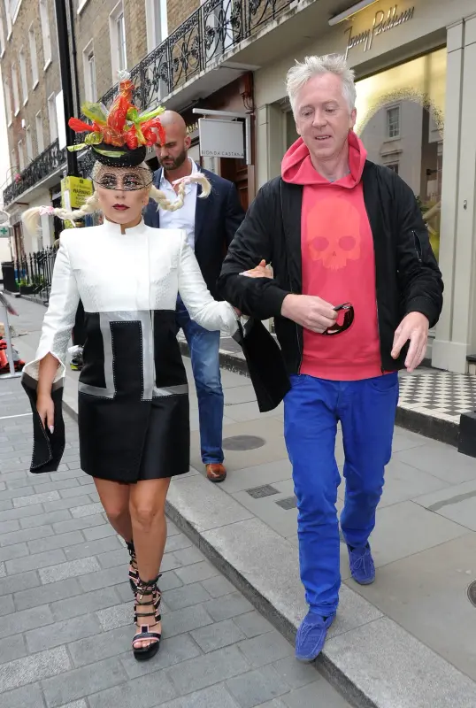 6-10-15-Leaving-Philip-Treacy-Shop-in-Lo