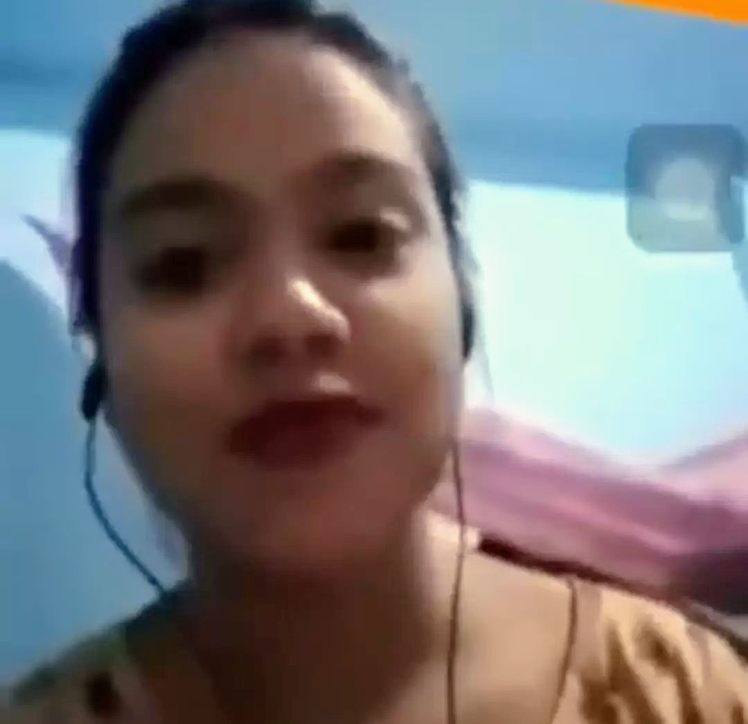 Desi Indian girl is making nude calls to her boyfriend