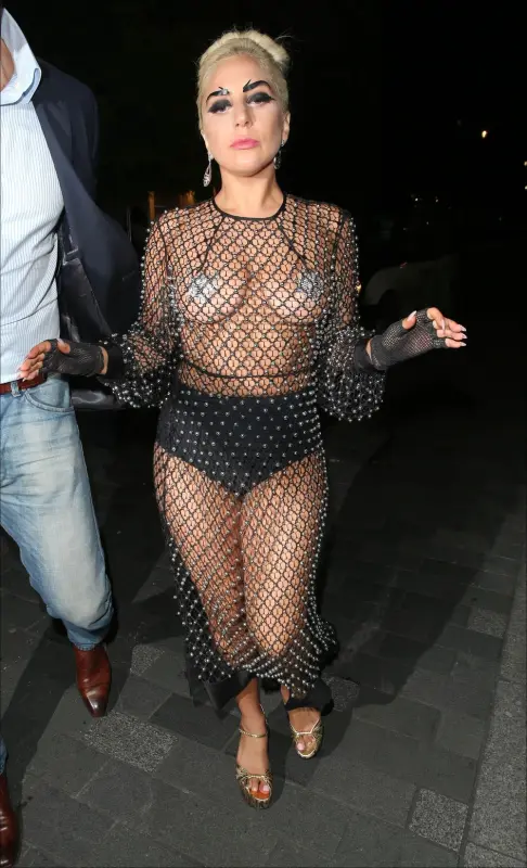 6-9-15-Arriving-at-Philip-Treacy-Shop-in