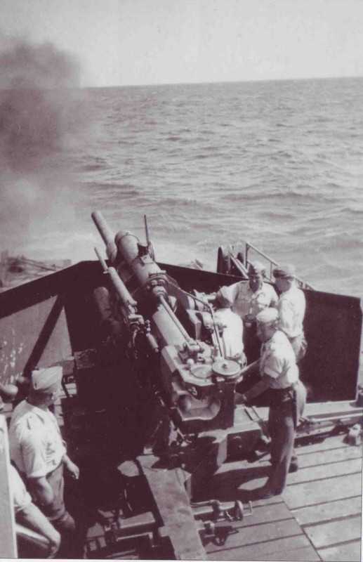 Pruebas de tiro de un Ferry Siabel, Siebelfähre, con cañón Flak de 8,8 cm en el Mar Negro frente a Constanta, Rumania, en julio de 1941