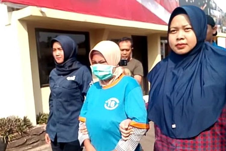 YN (20), ibu muda asal Takokak, Cianjur, Jawa Barat (tengah) mengaku meninggalkan bayinya yang masih berusia 3 bulan di dalam bak mandi berisi penuh air hingga tewas karena dipicu rasa kesal pada suaminya yang diduga pernah selingkuh.
