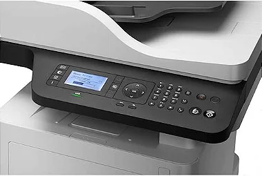 Vista superior da multifuncional com o scanner e painel de controle