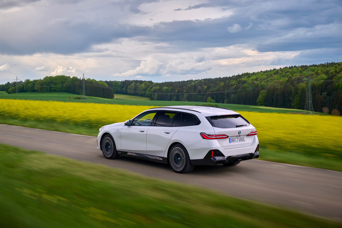 P90551878_highRes_the-new-bmw-530e-tou