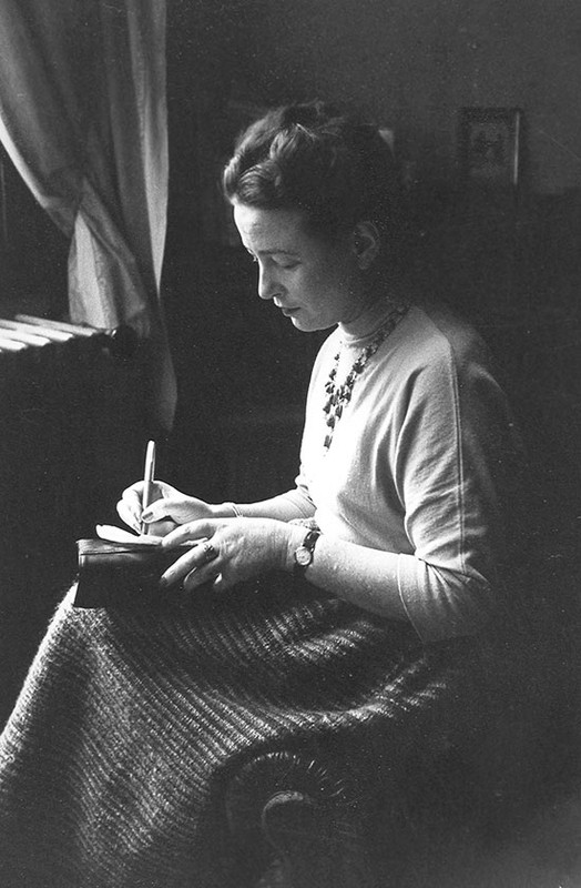 Simone-de-Bauvoir-the-day-of-the-Prix-Goncourt-next-to-a-window-writing-Paris-1952