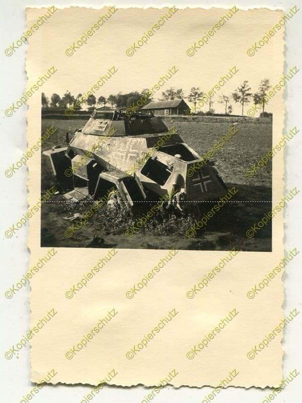 Foto, zerstörter leichter Panzerspähwagen (2 cm)