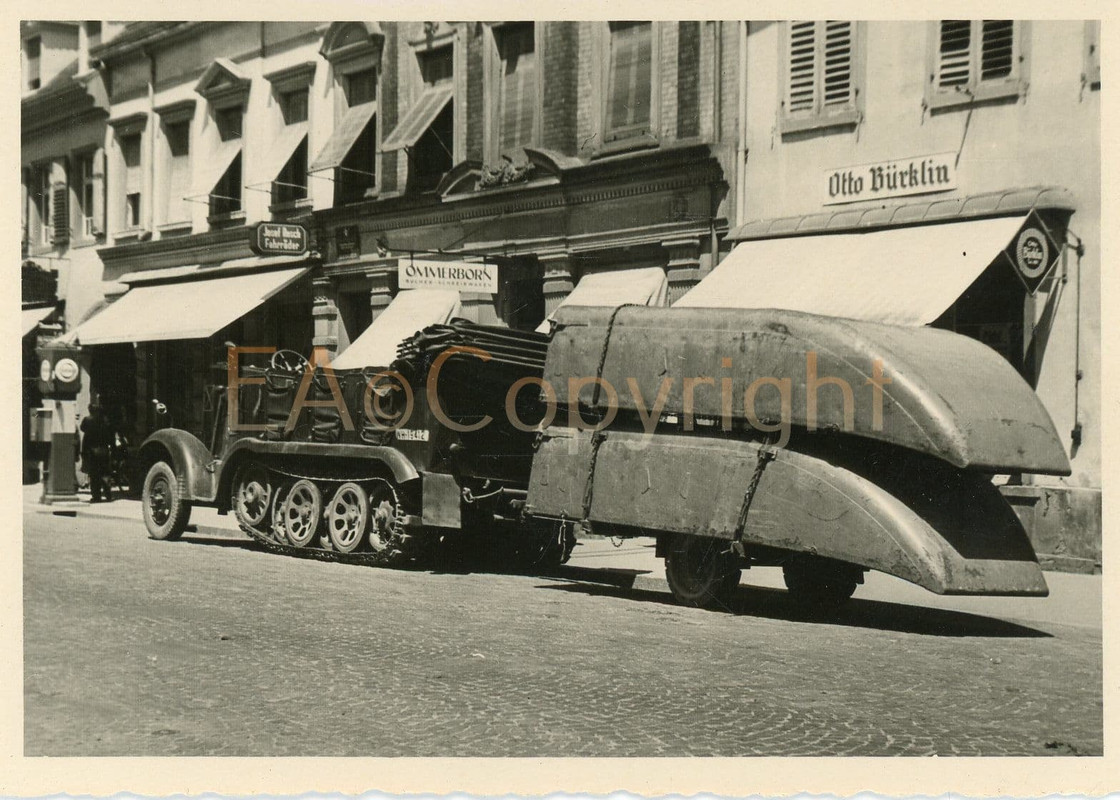 Trailer Anhänger Halbkette Pioniere Foto