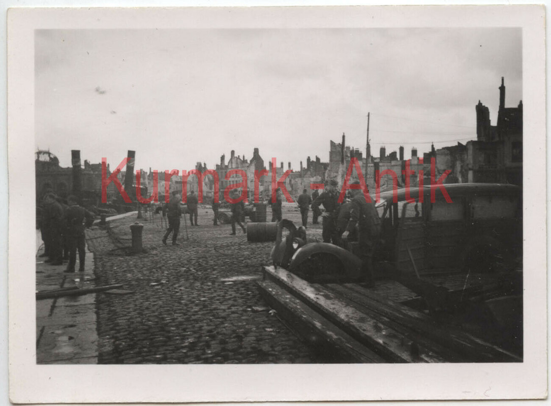 Foto Wehrmacht Frankreich Dünkirchen Beute PKW LKW Bus Ruinen combat TOP