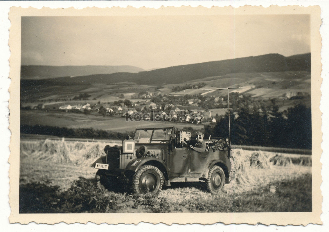 Foto Funker am Funkgerät im Einheits PKW Kfz. 2 Nachrichten Abte
