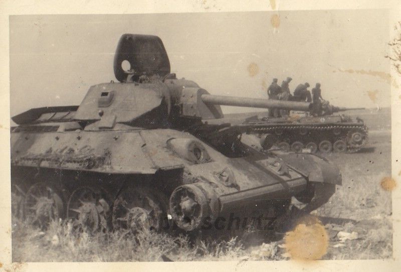 deutscher Panzer III fährt an russischen Panzer 