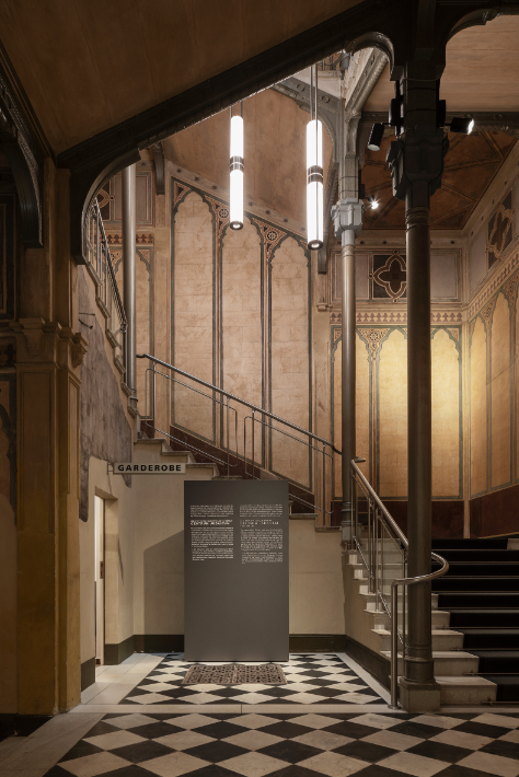 Historischer Treppen- und Erschließungsbereich im Centrum Judaicum Berlin mit Pendelleuchten und architektonischer Lichtplanung