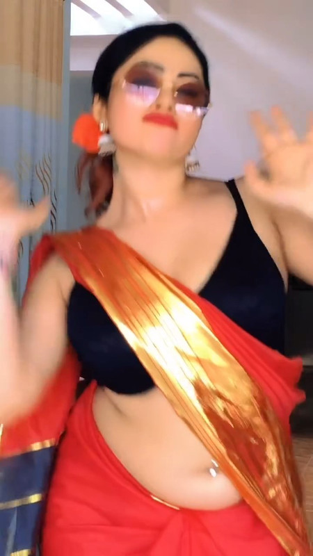 hot desi aunty big boobs in black bra and pierced sexy navel in red saree.mp4_snapshot_00.13.286