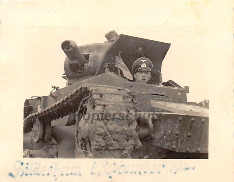 Soldat im Englische Beute - Panzer Matilda I Übu