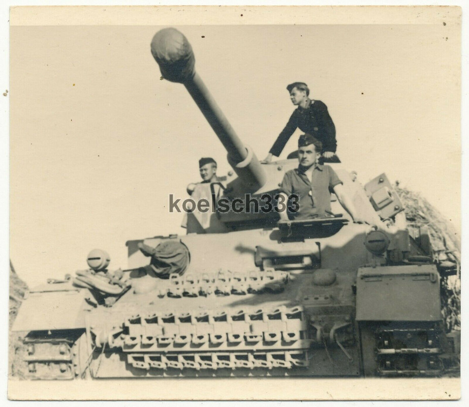Foto Panzermänner der Wehrmacht im Panzer IV mit langer KwK im Osten