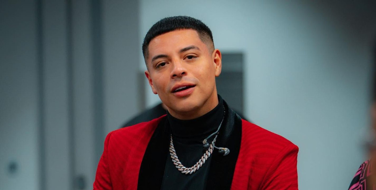 Eduin Caz ensaya para sus conciertos vistiendo costosa ropa de diseñador