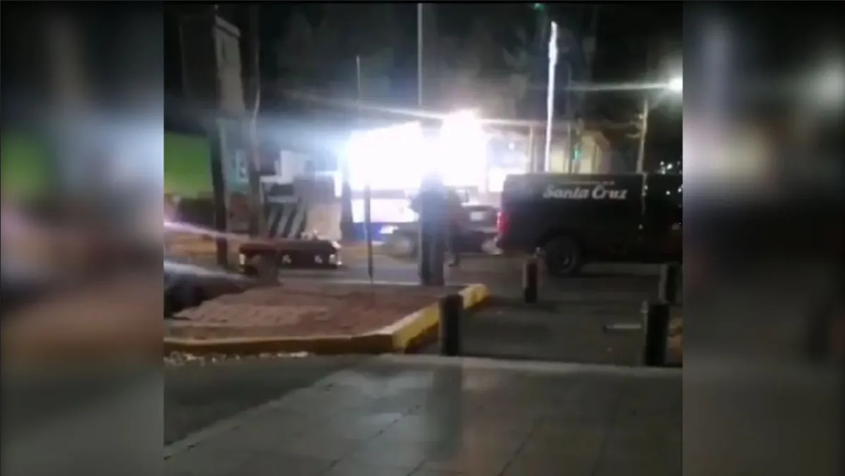 ¿Se quiso escapar? Ataúd se cae en plena avenida en Morelia (Video)