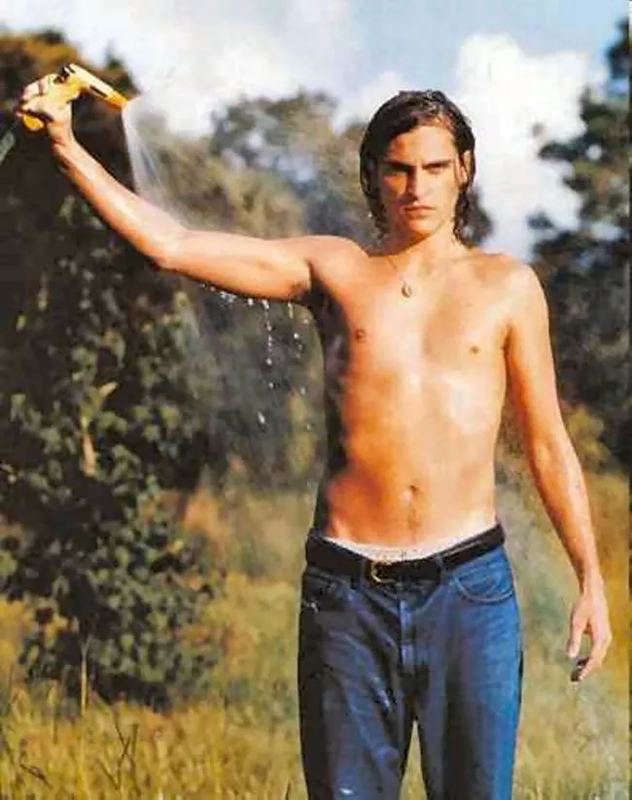 young-joaquin-phoenix-shirtless-in-blue-jeans-photo-u1