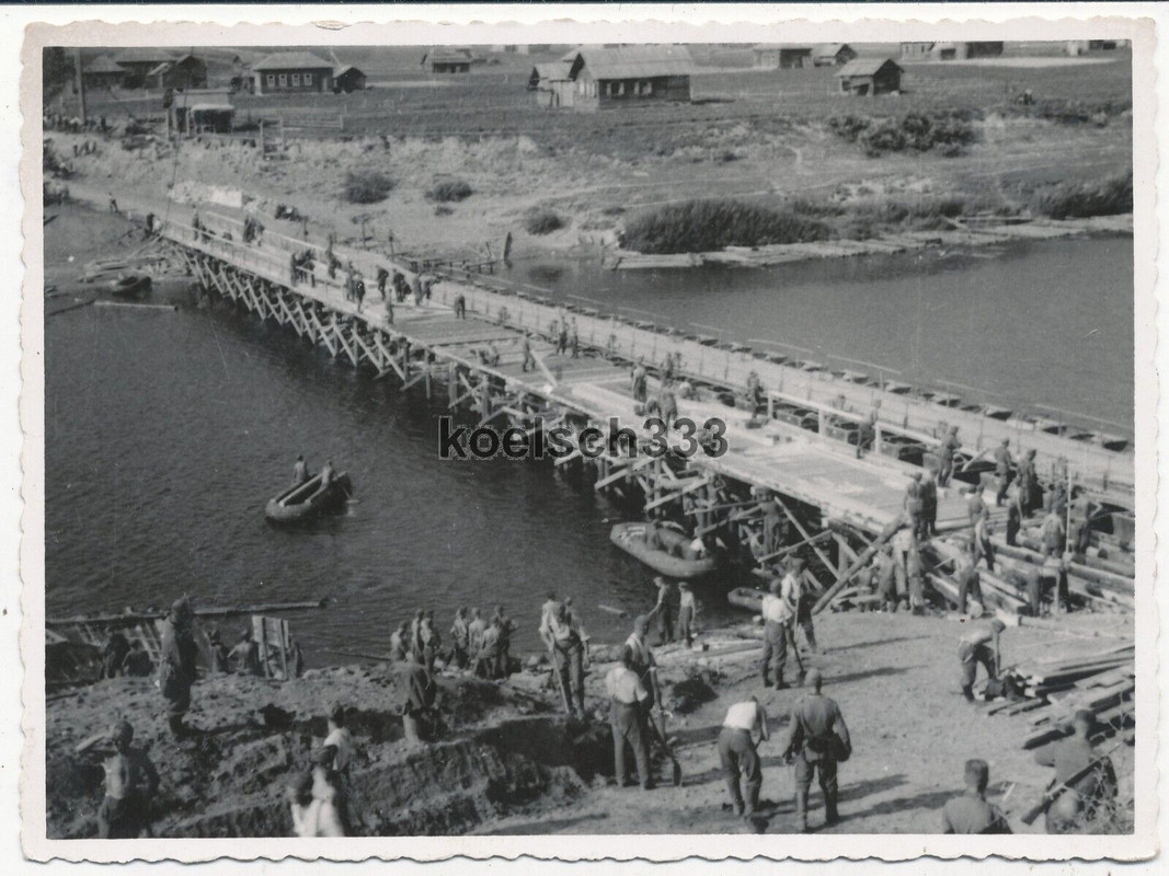 Foto Pioniere der Wehrmacht bauen Kriegsbrücken über Düna Fluss in Russland