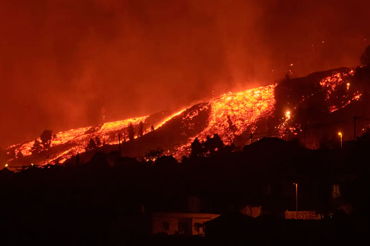 Volcán La Palma: “Serpientes de lava llegan al mar”
