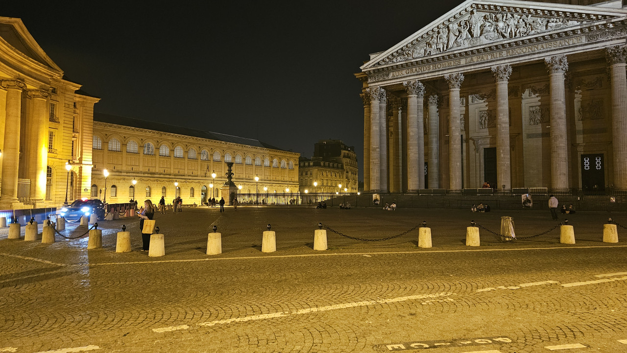 前方廣場,畫面左邊是巴黎第一大學