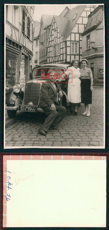 Fahrzeug PKW Mercedes vor Geschäft Reklame Werbu