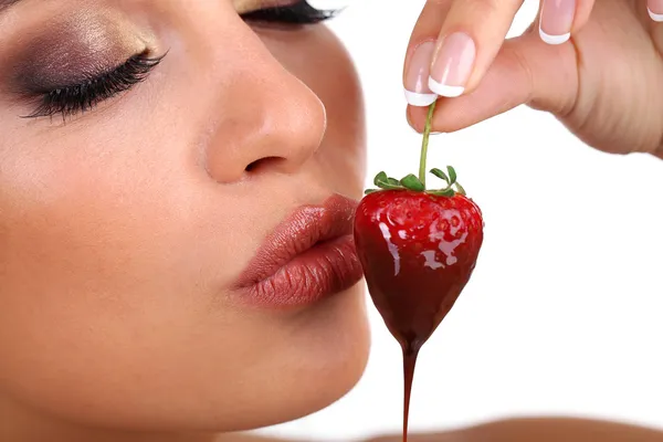depositphotos-41890625-stock-photo-closeup-of-woman-eating-strawberry.webp