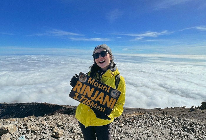 Momen Febby Rastanti berada di puncak Gunung Rinjani, Lombok, Nusa Tenggara.