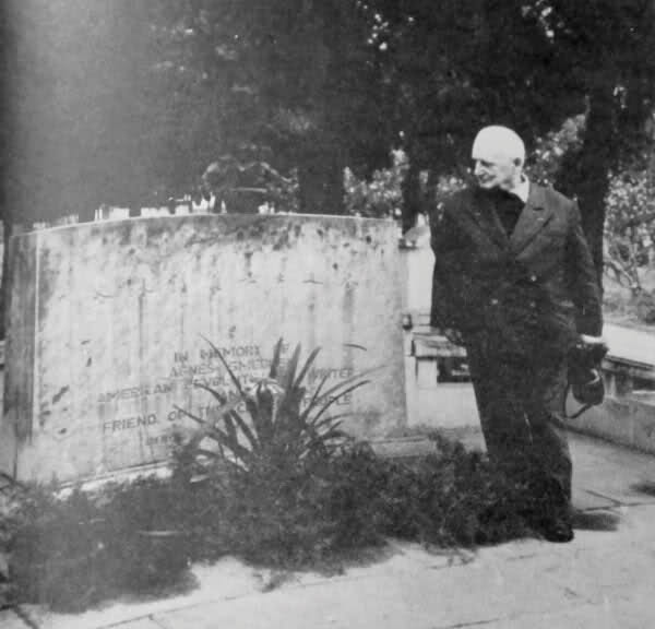 La umba de Agnes Smedley en el mismo Cementerio