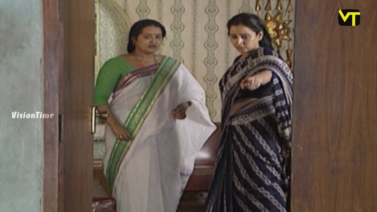 Young Beautiful Geetha Hot Navel Slip in Saree mp4 snapshot 01 00 492