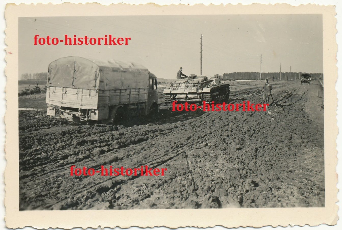 Panzer STUG III Sturmgeschütz schleppt LKW durch