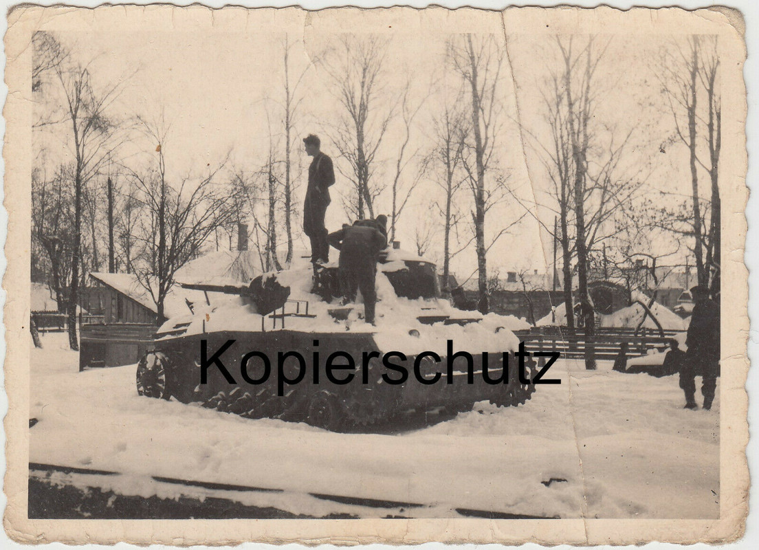 Wehrmacht Soldaten und zerstörter Panzerkampfwagen III Schnee Wi