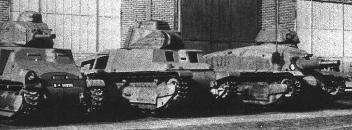 La imagen muestra el desarrollo del Somua, desde la izquierda el S-35, el S-40 con torre de madera para las pruebas y el Sau-40 La imagen muestra el desarrollo del Somua, desde la izquierda el S-35, el S-40 con torre de madera para las pruebas y el Sau-40