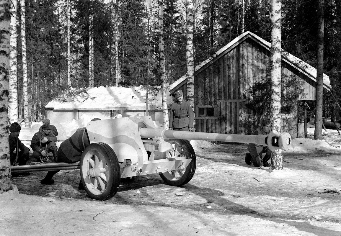 Расчет финской 75-мм противотанковой пушки PaK-40 немецкого производства во время учений.