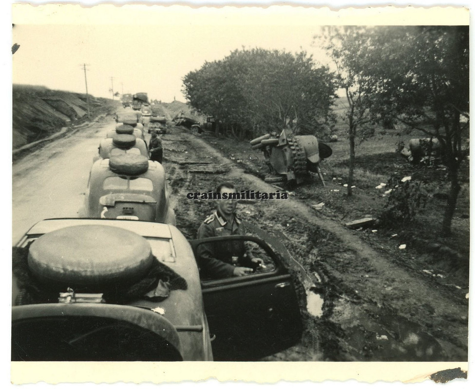 Orig. Foto Pkw mit 125.ID Wappen bei russ. Panzerspähwagen BA-10 in Ukraine 1941