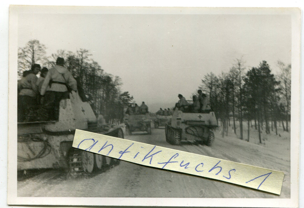Panzerjäger-Selbstfahrlafetten Marder mit Winter-Front-Tarnung 1944