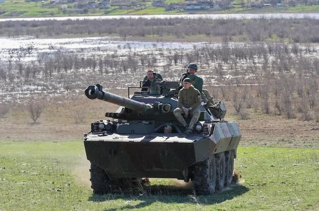 Materielss francais HS en Ukraine - Page 2 AMX-10-RC-fourni-par-la-France-en-service-en-Ukraine-avec-la-37e-brigade-de-marines