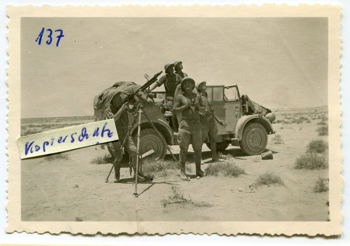 Deut. Kübelwagen mit Luftabwehr-MG des Afrikakor