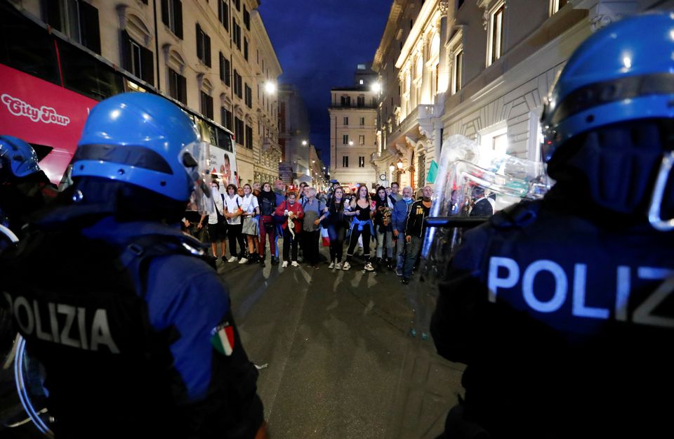 Policía de Italia arresta a líderes de extrema tras disturbios anti vacunas
