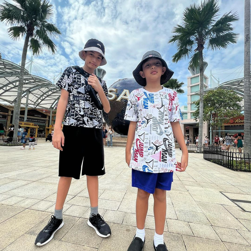 Potret kompak liburan seru ala keluarga Hesti Purwadinata dan Edo Borne saat di Singapura.